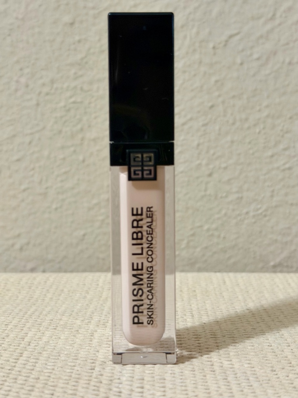 C105-Givenchy Skin-Caring Concealer